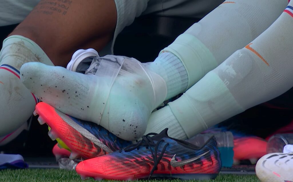 Mbappé cai em campo, é substituído e coloca gelo no tornozelo mbappe-cai-em-campo,-e-substituido-e-coloca-gelo-no-tornozelo