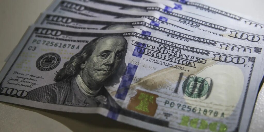 dolar-cai-ao-menor-nivel-em-tres-semanas;-bolsa-sobe-1,22%