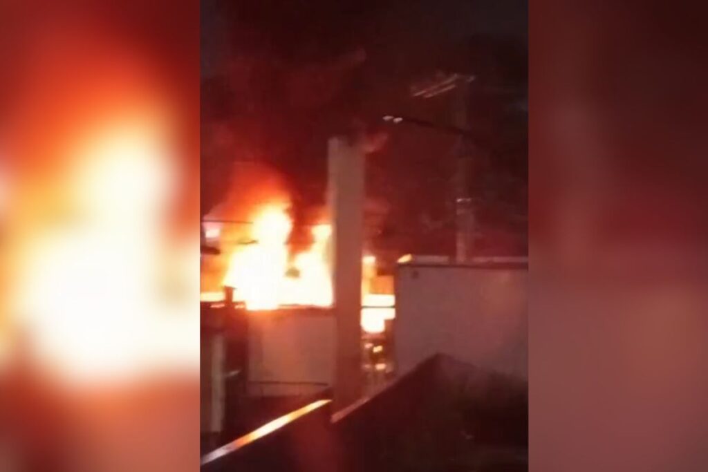 Incêndio atinge residência em São Paulo e mobiliza 10 viaturas incendio-atinge-residencia-em-sao-paulo-e-mobiliza-10-viaturas