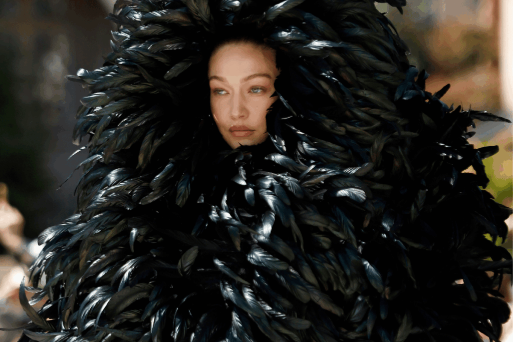 balenciaga-reacende-a-inovacao-textil-com-piccioli-na-alta-costura
