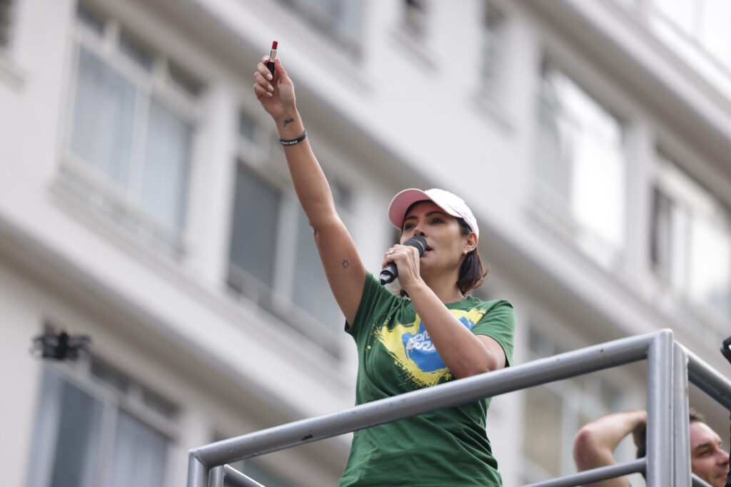 michelle,-a-imparavel,-convoca-as-mulheres-a-lutarem-ao-seu-lado