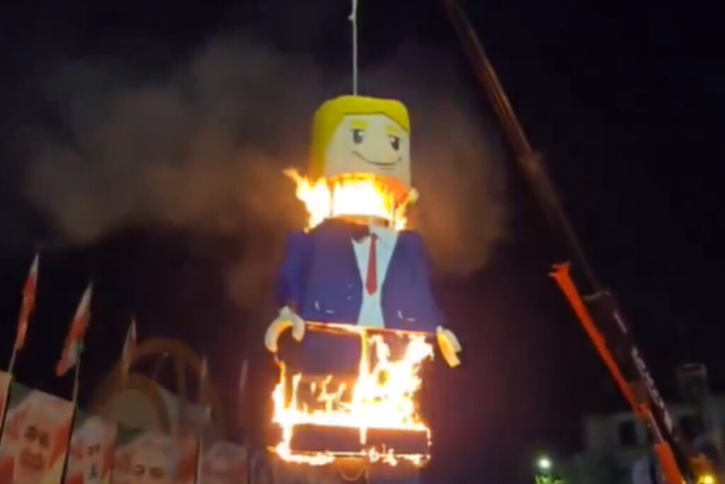 iranianos-queimam-trump-de-lego-em-funeral-de-ali-khamenei