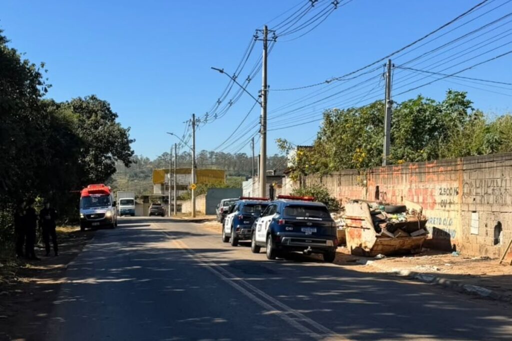 Corpo de mulher é achado jogado entre 2 caçambas, com pés amarrados corpo-de-mulher-e-achado-jogado-entre-2-cacambas,-com-pes-amarrados