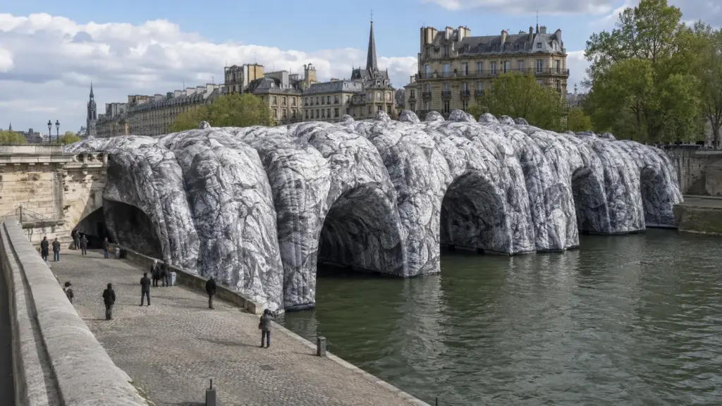 Quase mil pessoas se juntaram para transformar a ponte mais antiga de Paris em uma caverna gigante de 120 metros feita com 80 arcos infláveis Quase mil pessoas se juntaram para transformar a ponte mais antiga de Paris em uma caverna gigante de 120 metros feita com 80 arcos infláveis