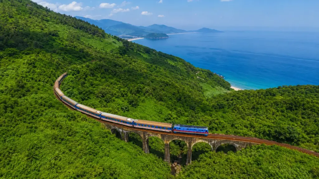No Vietnã, trem atravessa montanhas, 6 túneis e 36 pontes em ferrovia entre as mais belas e incríveis do mundo que parece desenhada a mão No Vietnã, trem atravessa montanhas, 6 túneis e 36 pontes em ferrovia entre as mais belas e incríveis do mundo que parece desenhada a mão