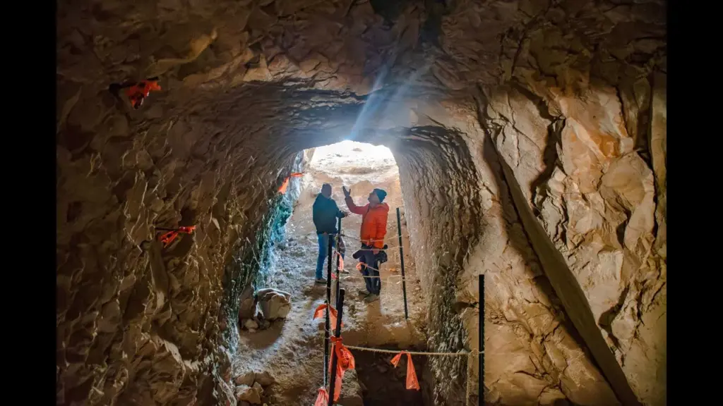 Antes de erguer um bairro novo em Jerusalém, arqueólogos escavavam um terreno rochoso quando o chão revelou uma cavidade que não parava de crescer: um túnel de 50 metros cortado à mão na rocha, grande o bastante para caber um ônibus, sem nenhum objeto dentro e sem uma única pista de quem o cavou ou por quê Antes de erguer um bairro novo em Jerusalém, arqueólogos escavavam um terreno rochoso quando o chão revelou uma cavidade que não parava de crescer: um túnel de 50 metros cortado à mão na rocha, grande o bastante para caber um ônibus, sem nenhum objeto dentro e sem uma única pista de quem o cavou ou por quê