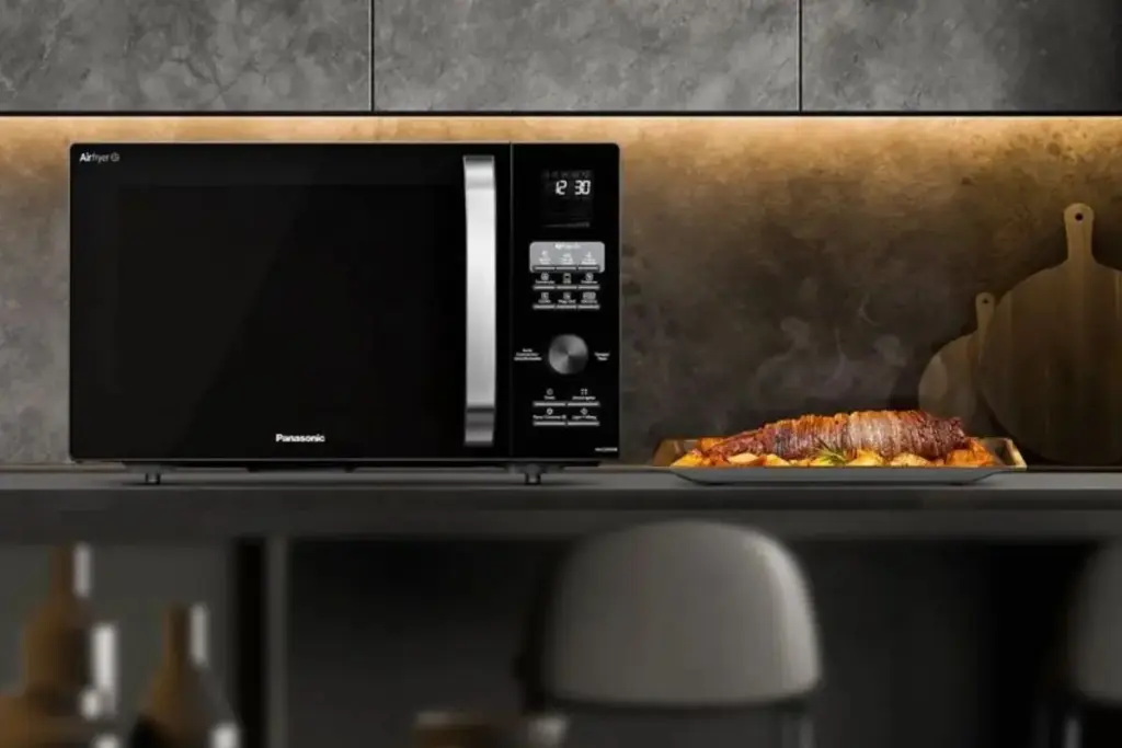 Adeus micro-ondas comum: Panasonic surpreende com o primeiro 4 em 1 do Brasil, de 30 litros, que é micro-ondas, forno, grill e air fryer sem óleo no mesmo aparelho