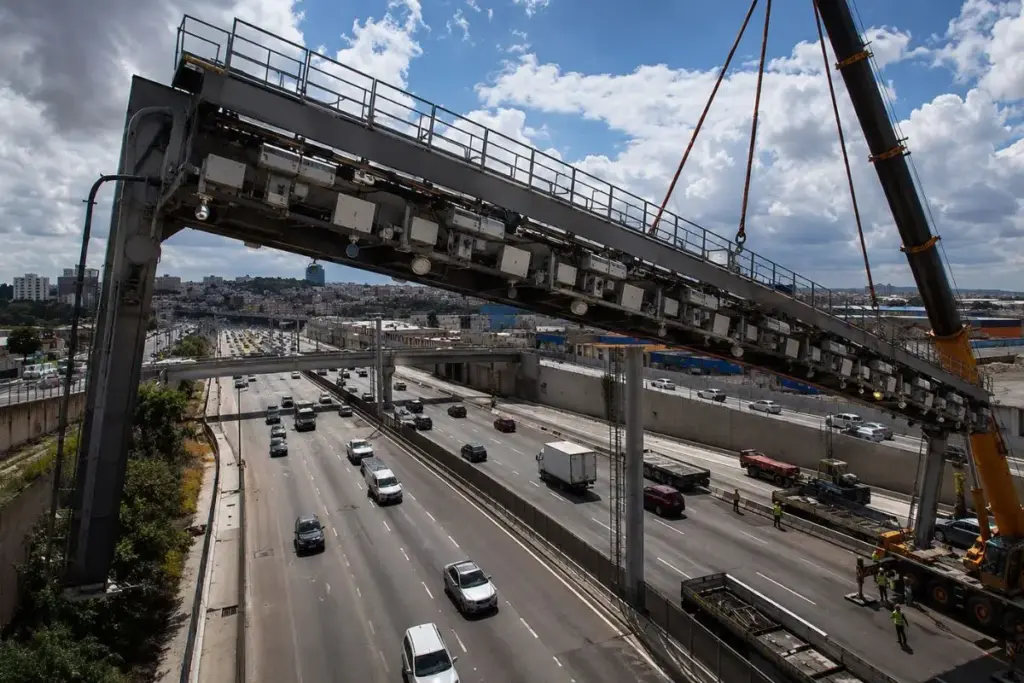 Ameaçados de pagar pedágio para circular dentro da própria cidade, moradores de São Bernardo do Campo foram à luta, o governo de São Paulo recuou e mandou arrancar o pórtico do free flow da Imigrantes do lugar, livrando 30 mil pessoas da cobrança diária