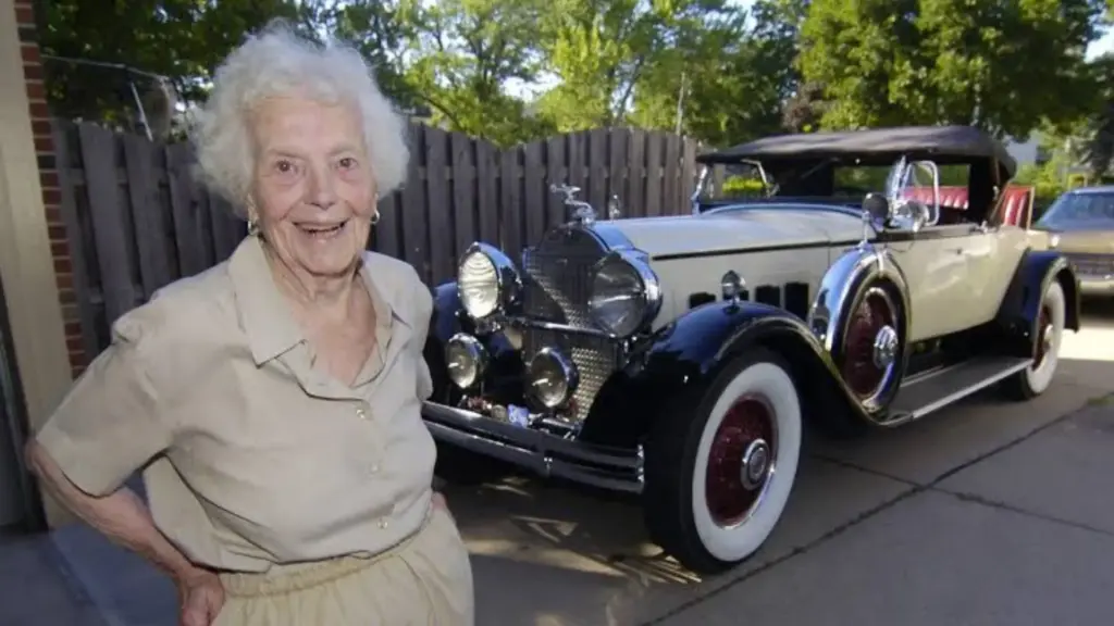 Aos 101 anos, uma americana ainda dirigia e trocava o óleo do próprio carro, um Packard 1930, comprado em 1949 e mantido impecável por mais de seis décadas