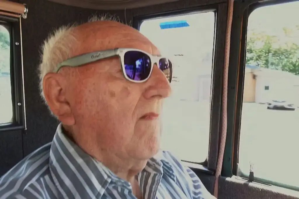 Aos 87 anos, um canadense ainda dava partida na manivela do mesmo Ford Model T que comprou por 47,50 dólares em 1949, a mesma picape por 70 anos