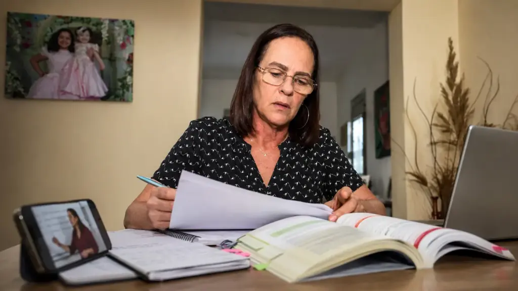 Após 37 anos longe de qualquer sala de aula, dona de casa da Paraíba retoma os estudos por videoaula em casa, encara o Enem depois de meses estudando quatro horas por dia e é aprovada em Pedagogia para enfim realizar o sonho de virar professora Após 37 anos longe de qualquer sala de aula, dona de casa da Paraíba retoma os estudos por videoaula em casa, encara o Enem depois de meses estudando quatro horas por dia e é aprovada em Pedagogia para enfim realizar o sonho de virar professora