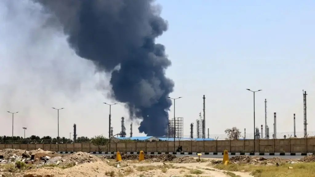 Após ataques, Irã perde 230 milhões de metros cúbicos de capacidade de produção de gás, reduz combustível para refinarias e usinas, pede economia de energia à população e tenta preservar empregos, enquanto danos da guerra aprofundam uma crise capaz de atingir indústrias, casas e o abastecimento de bens essenciais nos próximos meses