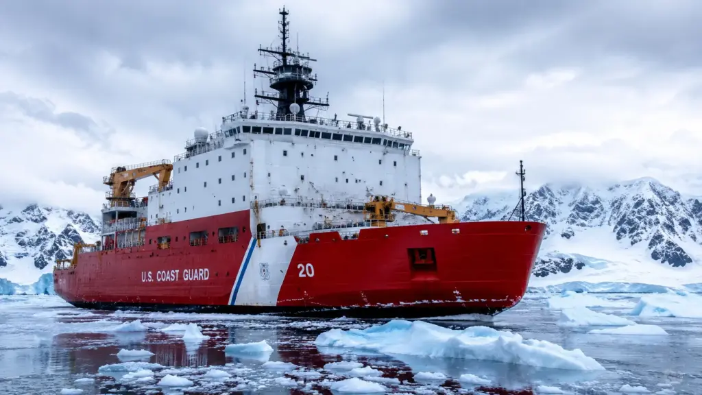 Navio quebra-gelo de 128 metros dos Estados Unidos deixa manutenção, sofre falha grave durante testes no mar, perde condições de navegar sozinho e precisa ser rebocado até Seattle, enquanto reparos extensos ameaçam missões científicas no Ártico