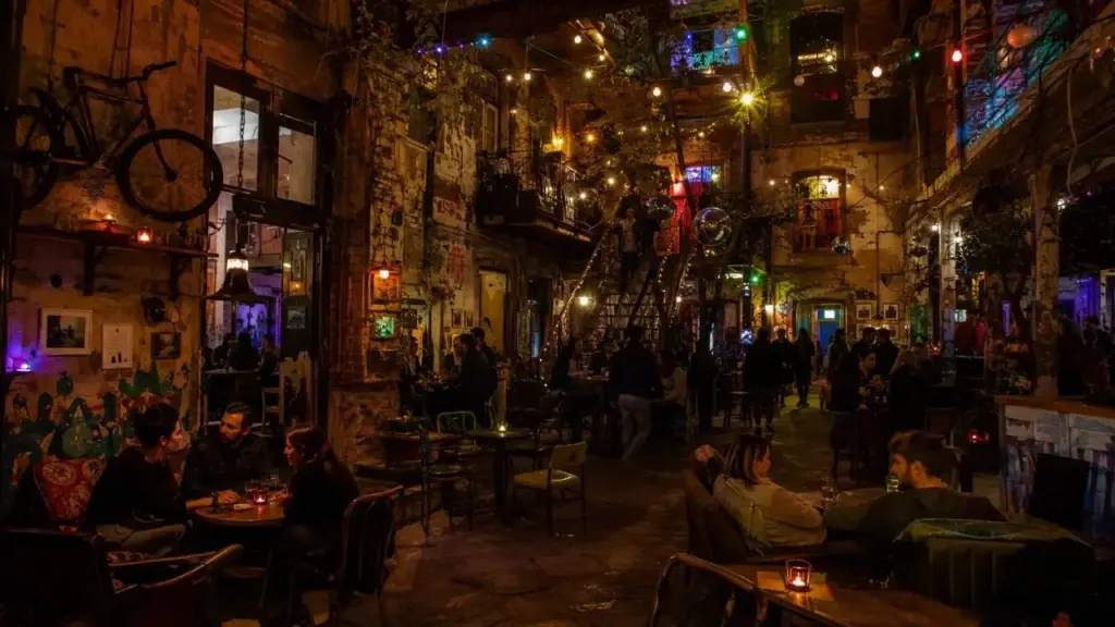 Budapeste transformou prédios abandonados e marcados pela Segunda Guerra Mundial em bares que viraram símbolo da cidade: com paredes descascadas, grafites, móveis reciclados e vários ambientes, os ruin bars reinventaram o Bairro Judeu e criaram uma das cenas noturnas mais famosas da Europa
