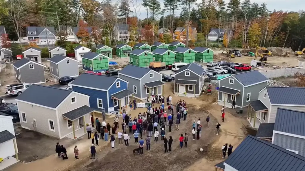 Cansados de perder funcionários que não conseguiam mais pagar aluguel, um empreiteiro e a esposa arquiteta abriram mão de erguer 9 mansões e construíram no lugar 44 casas minúsculas a preço de custo, alugadas pela metade do valor da região