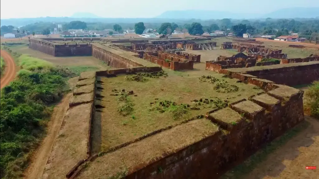 Poucos imaginam, mas a maior fortaleza portuguesa fora da Europa tem muralhas de 7 metros de 1783, 970 metros de perímetro e está de pé desde no coração da Amazônia