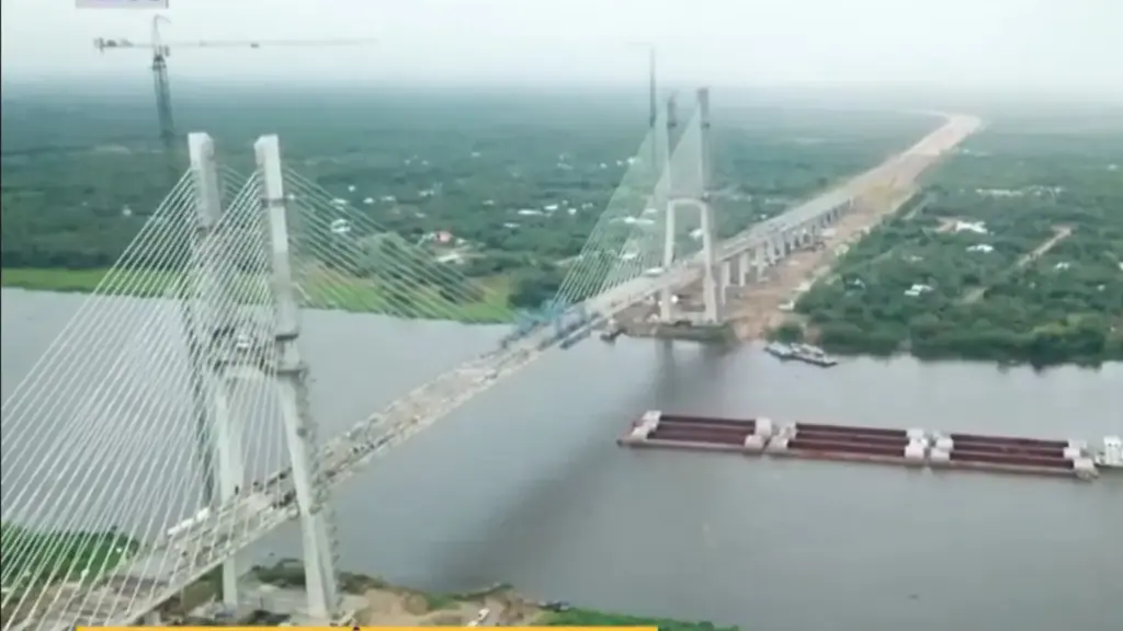 Mais de 460 trabalhadores, entre paraguaios e brasileiros, enfrentaram jornadas até a meia-noite para erguer ponte de 1.294 metros entre Brasil e Paraguai