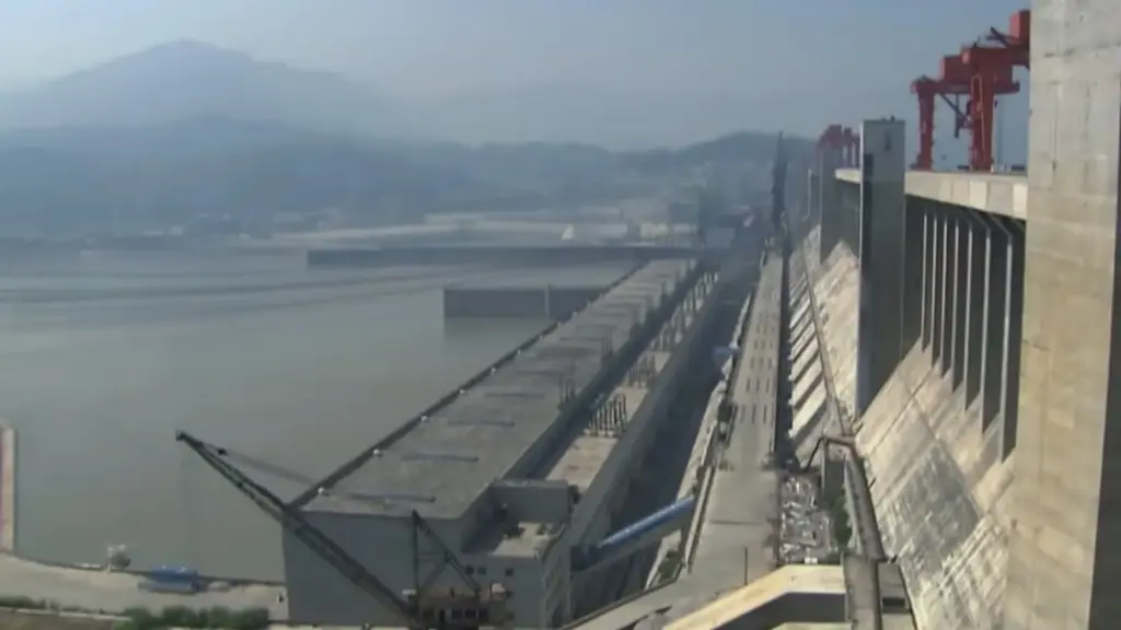 A China não imaginava que, ao erguer uma megaobra capaz de represar 39 bilhões de m³ de água, acabaria alterando a rotação da Terra, deslocando seu eixo, inundando cidades e forçando a retirada de mais de 1,3 milhão de pessoas A China não imaginava que, ao erguer uma megaobra capaz de represar 39 bilhões de m³ de água, acabaria alterando a rotação da Terra, deslocando seu eixo, inundando cidades e forçando a retirada de mais de 1,3 milhão de pessoas
