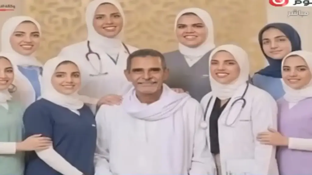 Pedreiro enfrenta jornada de trabalho pesado de 35 anos e consegue formar suas 8 filhas em Medicina, realizando o maior sonho da vida após décadas entre cimento, tijolos e canteiros de obras Pedreiro enfrenta jornada de trabalho pesado de 35 anos e consegue formar suas 8 filhas em Medicina, realizando o maior sonho da vida após décadas entre cimento, tijolos e canteiros de obras