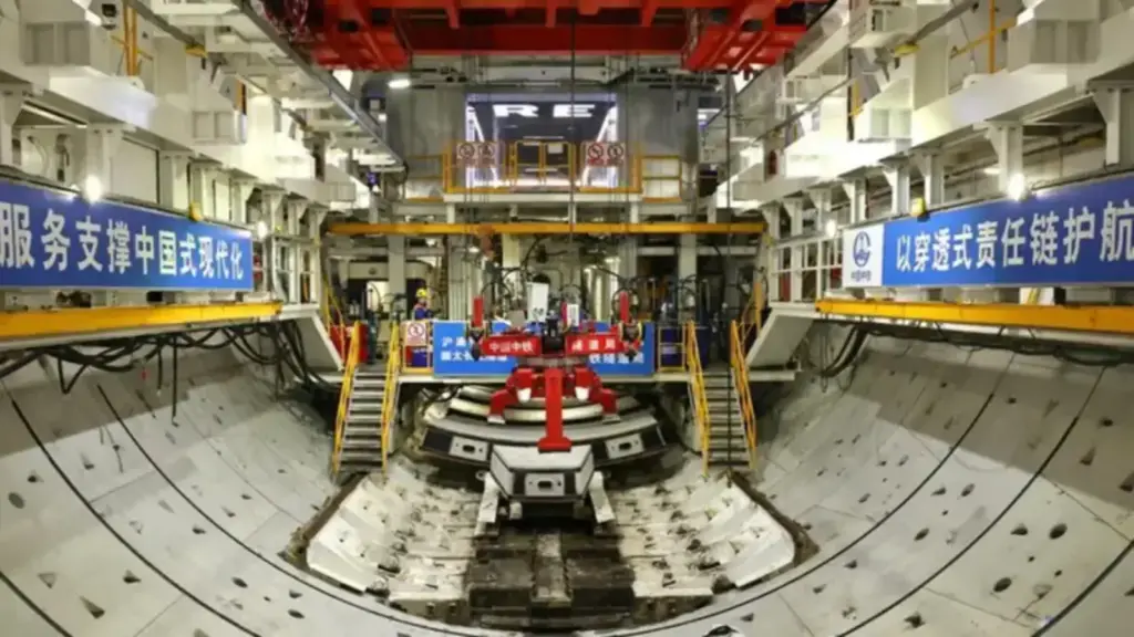 China coloca em ação tuneladora colossal de 148 metros e 4 mil toneladas, escava, sem parar, 11,325 km sob o Rio Yangtze e bate recorde mundial no túnel Chongtai China coloca em ação tuneladora colossal de 148 metros e 4 mil toneladas, escava, sem parar, 11,325 km sob o Rio Yangtze e bate recorde mundial no túnel Chongtai