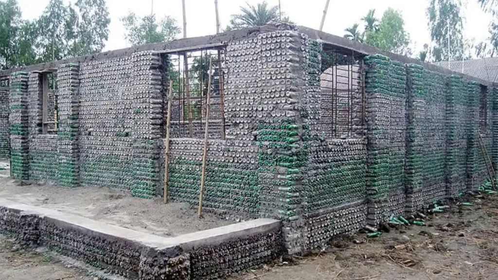 Casal surpreende pedreiros ao redor do mundo ao transformar 80 mil garrafas plásticas cheias de areia em casa de 158 m², troca tijolos por resíduos descartados, constrói quatro quartos, cozinha, sala de jantar e dois banheiros
