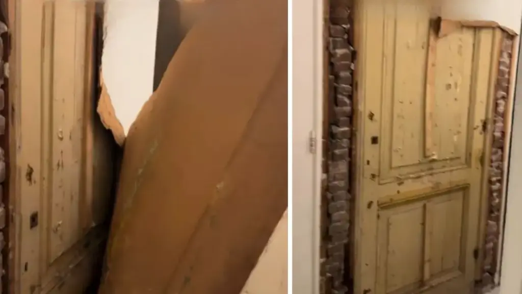 Casal abre parede de uma casa dos anos 1930 e encontra porta de madeira escondida pelos antigos donos, descoberta que revelou um segundo banheiro inteiro atrás do drywall e transformou uma reforma comum em mistério doméstico visto mais de 9 milhões de vezes nas redes sociais em poucos dias