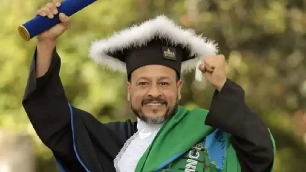 Catador brasileiro que passou mais de 20 anos longe da escola voltou a estudar pela EJA, concluiu Ciências Sociais na UFRGS e agora pode se tornar o primeiro catador do mundo com doutorado, após transformar a própria experiência na reciclagem em uma tese sobre trabalho, inclusão social e direitos