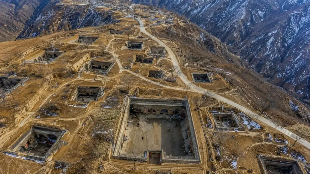 Cerca de 40 milhões de pessoas ainda vivem embaixo da terra na China, em casas-caverna escavadas no solo há mais de 4 mil anos que são frescas no verão, quentes no inverno e chegam a custar cerca de 46 mil dólares já com água e luz