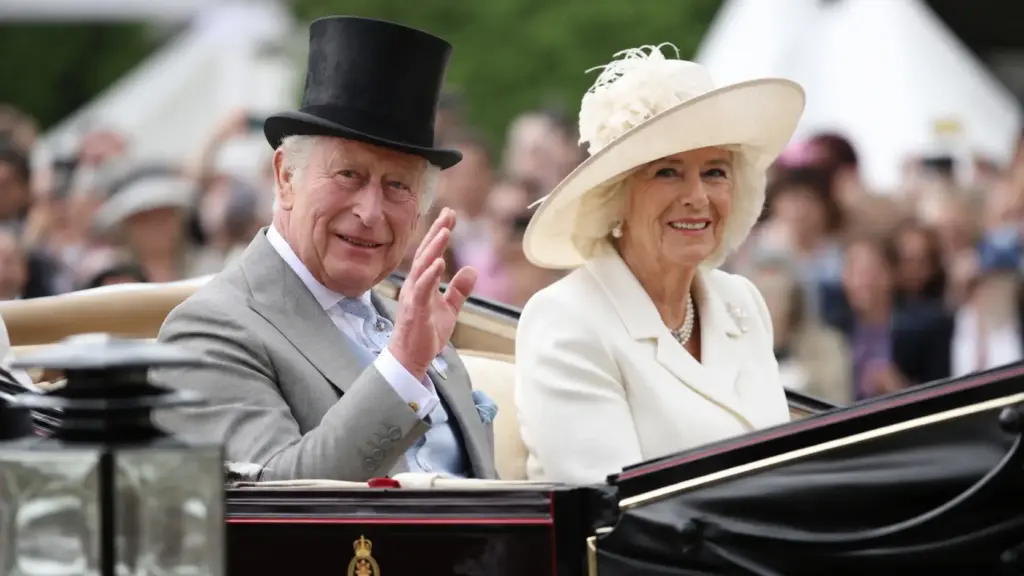 Rei Charles III abre pela primeira vez os jardins de sua residência real para uma histórica exposição de flores, chega de carruagem com Camilla e se surpreende com vaso sanitário transformado em canteiro sustentável