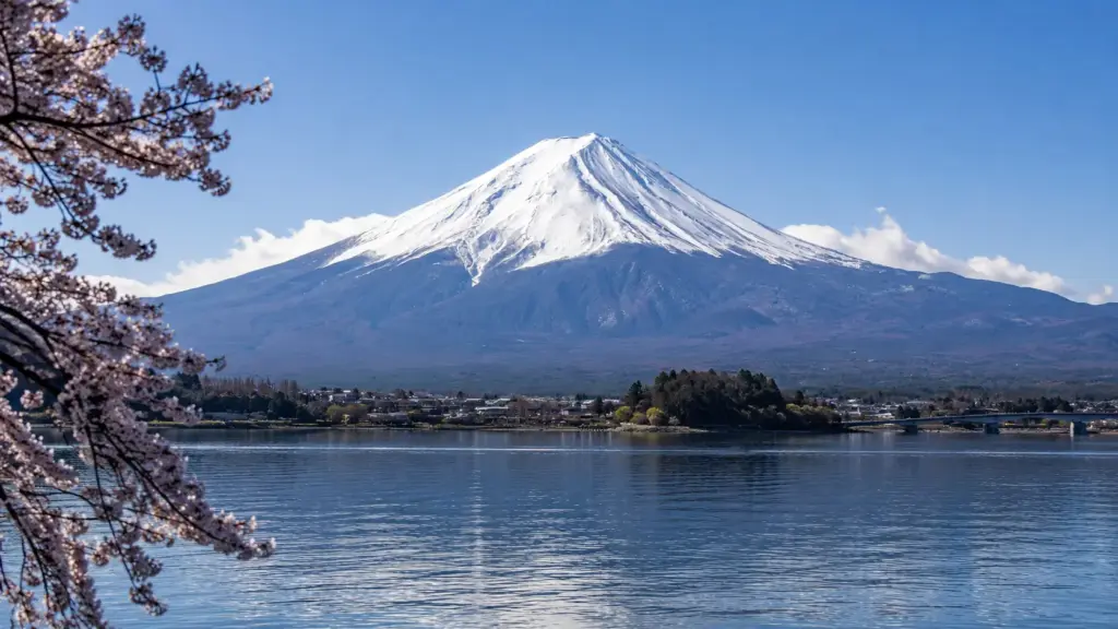 Turista suíço morre após passar mal durante escalada no Monte Fuji, enquanto japonesa de 99 anos sobrevive à noite na montanha e é resgatada por equipes no Japão
