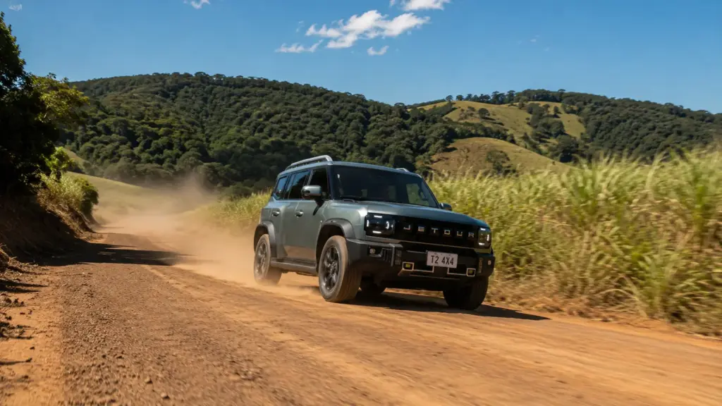 Jetour T2 4×4 chega por R$ 349.900 com quatro motores, 106 km elétricos e desafia Tank 300 e Haval H9 em uma disputa de gigantes