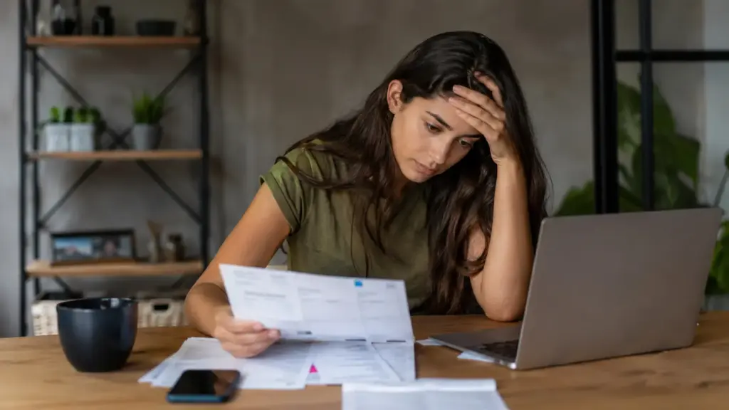 Jovens cansaram de fingir riqueza nas redes: dívidas acima de R$ 100 mil, juros altos e sonho da casa própria distante transformam TikTok e Instagram em confessionários financeiros