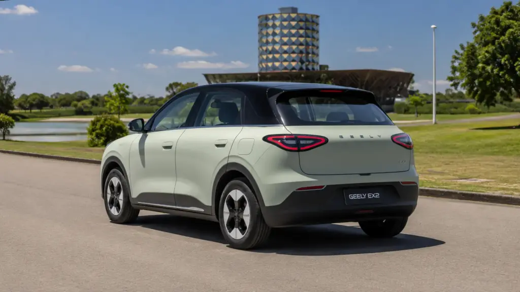 Geely EX2 elétrico chama atenção com autonomia de 289 km, tração traseira e manutenção abaixo de R$ 5 mil, mas sete detalhes mostram por que o hatch chinês ainda pode ficar muito melhor quando começar a ser produzido no Brasil