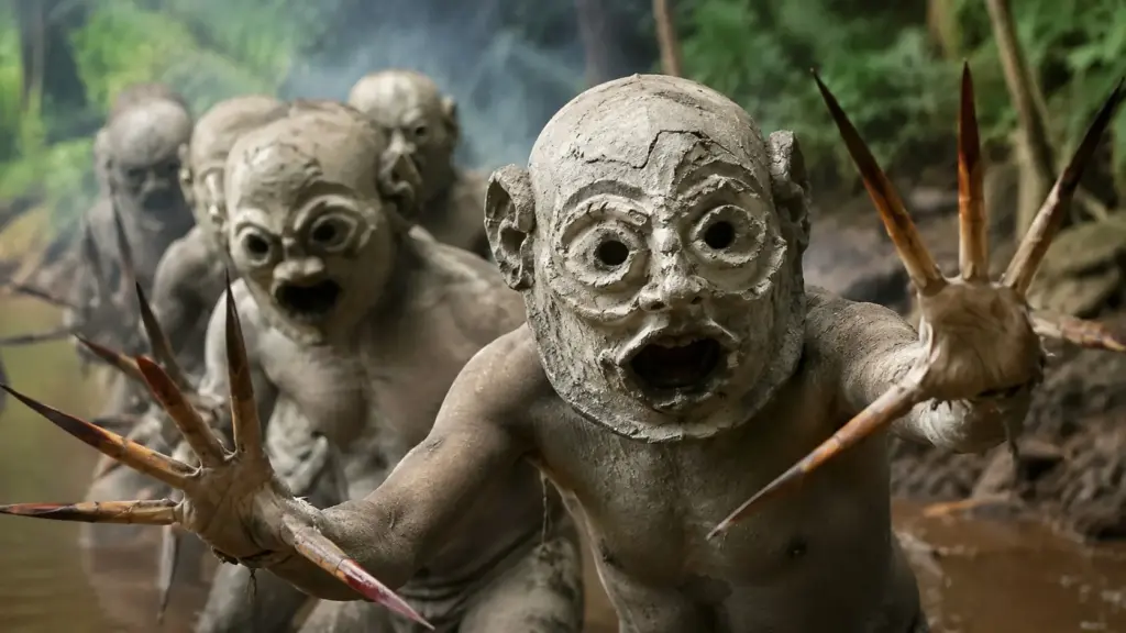 Eles cobrem o corpo com lama, carregam garras de bambu e usam máscaras gigantes: conheça os Homens da Lama de Asaro, a tradição cercada por lendas que virou símbolo cultural de Papua-Nova Guiné