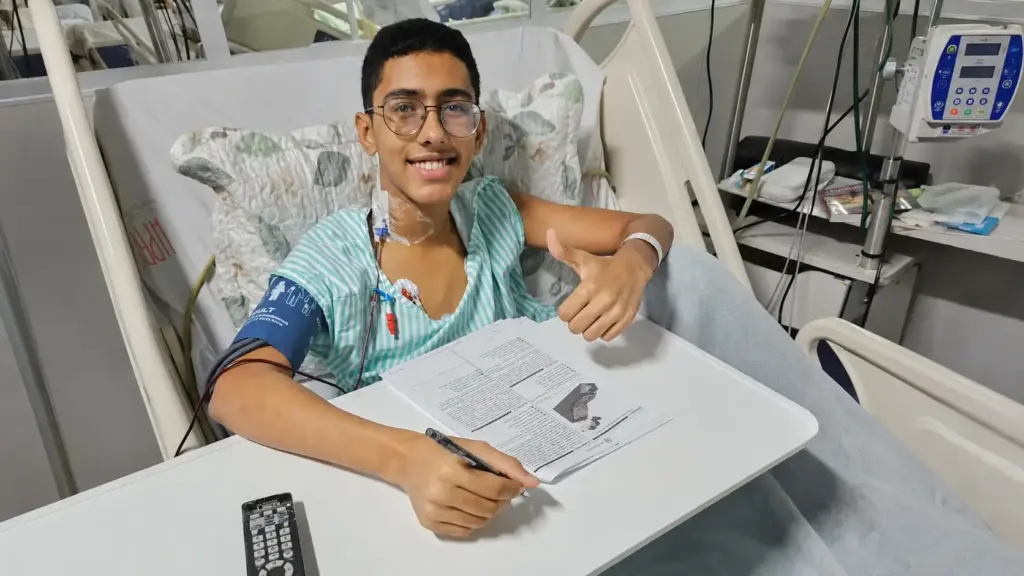 Diagnosticado com anemia aplásica medular severa aos 17 anos, jovem paraense recebe medula da irmã, passa por quimioterapia, enfrenta infecções e isolamento, mas continua estudando, realiza o Enem dentro do hospital após decisão judicial e conquista vagas em Medicina em três universidades públicas