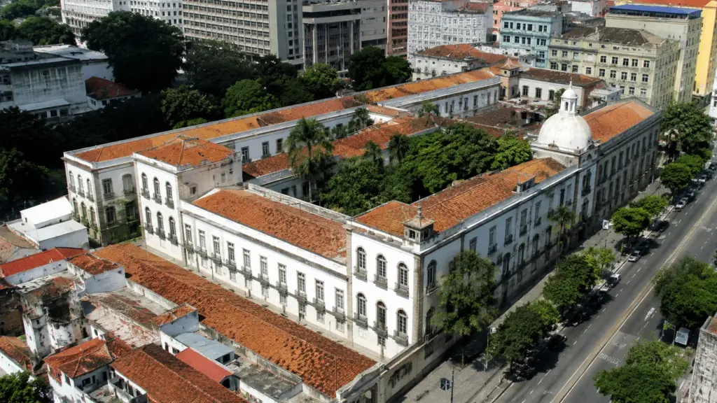 Fundada em 1582 no coração do Rio, Santa Casa restaura capela usada pela Família Imperial, recupera salão com retratos dos apóstolos e prepara acervo de quatro séculos para receber o público