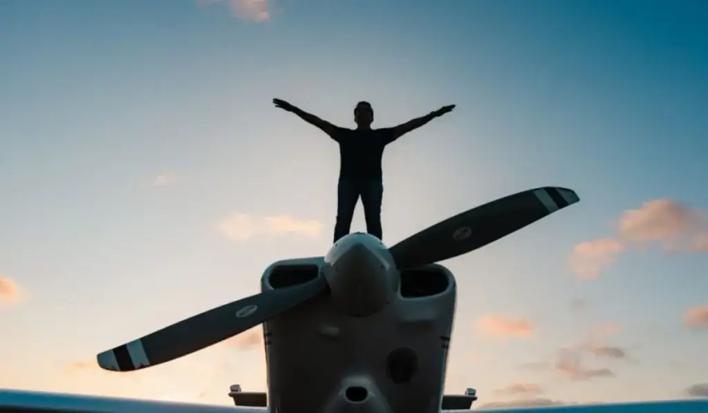 Alexandre Frota cruza cinco continentes sozinho em um pequeno RV-10, enfrenta tempestades, pane e regiões sem GPS e chega a Oshkosh como o 1º brasileiro a completar a volta ao mundo em um monomotor experimental