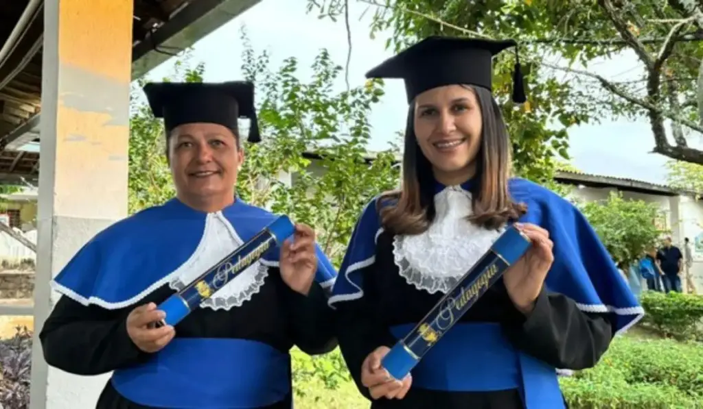 Vinte anos depois de interromper a faculdade para cuidar dos filhos, mulher de 48 anos voltou à sala, dividiu por quase nove anos apostilas, trabalhos e a mesma turma com a filha de 26, recebeu ao lado dela o diploma de Pedagogia e hoje as duas ensinam na mesma escola em Alagoas