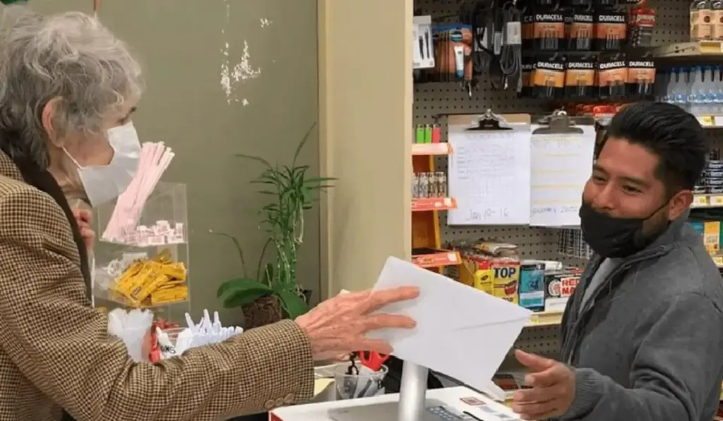 Vovó de 86 anos prometeu dividir prêmio da loteria com atendente que a ajudou no caixa, achou bilhete premiado dias depois e voltou à loja com balões e envelope para entregar metade do dinheiro, cumprir a palavra e emocionar clientes na Califórnia