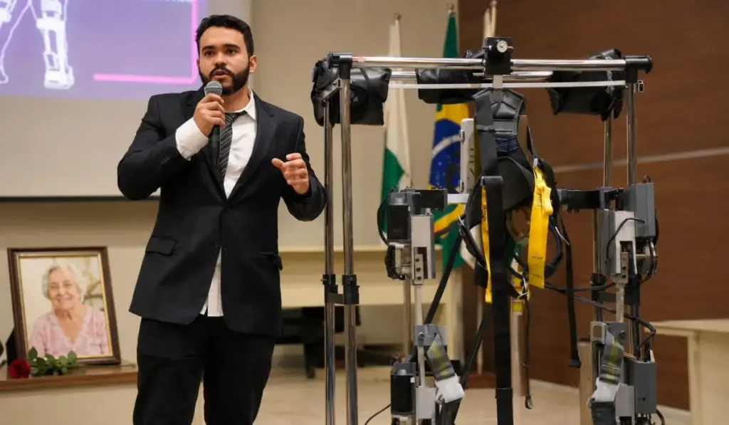 Estudante brasileiro viu a avó perder os movimentos após um AVC, passou quatro anos criando um exoesqueleto com quatro motores e trocou o plástico por alumínio para fazê-la voltar a andar, mas ela morreu antes de conhecer a invenção do neto Estudante brasileiro viu a avó perder os movimentos após um AVC, passou quatro anos criando um exoesqueleto com quatro motores e trocou o plástico por alumínio para fazê-la voltar a andar, mas ela morreu antes de conhecer a invenção do neto