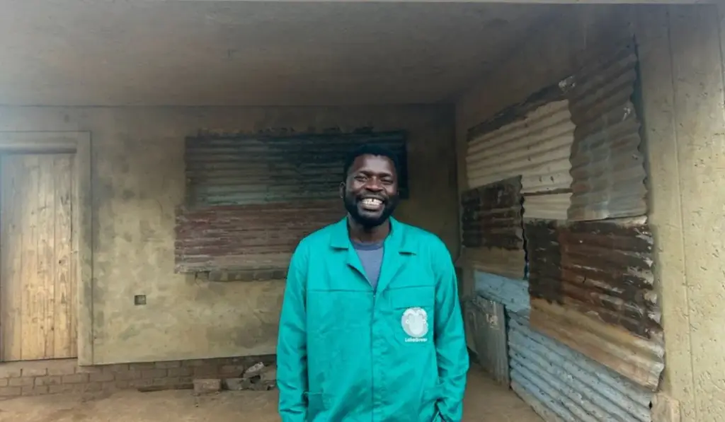 Estudante de Engenharia Química e o pai construíram em menos de um mês uma casa de três quartos com solo, plástico e vidro descartados, fizeram mais de 90% das paredes com terra e resíduos e passaram a morar no protótipo para provar que ele funciona como uma residência comum Estudante de Engenharia Química e o pai construíram em menos de um mês uma casa de três quartos com solo, plástico e vidro descartados, fizeram mais de 90% das paredes com terra e resíduos e passaram a morar no protótipo para provar que ele funciona como uma residência comum