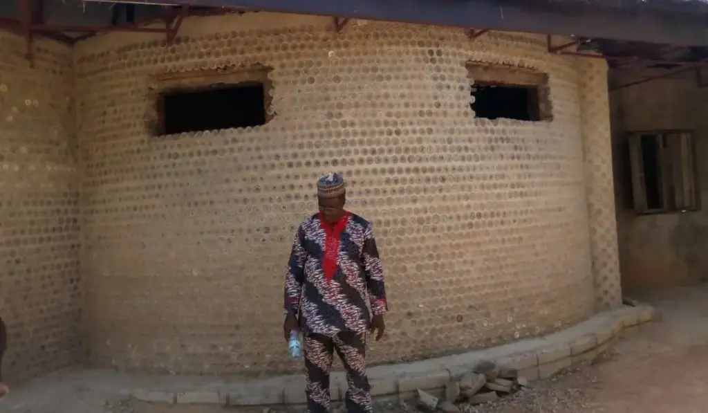 Engenheiro nigeriano transformou lixo em moradia ao encher 14,8 mil garrafas plásticas com areia, amarrar os gargalos e usá-las no lugar de tijolos para erguer uma casa de três quartos, cozinha e banheiro; depois repetiu o método em cerca de 15 lares que custaram apenas um terço de uma construção convencional