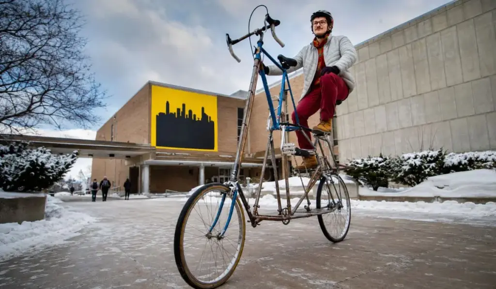 Com uma ideia que não saía da cabeça e duas bicicletas usadas dadas pelos amigos, estudante de Engenharia que nunca havia soldado empilhou os quadros, aprendeu a usar a máquina durante o próprio projeto e, em menos de seis semanas, passou a ir para a universidade pedalando numa “bike de dois andares”