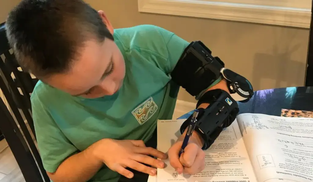 Seis universitários passaram fins de semana com um menino de 9 anos que se sentia “um estranho” por causa dos tremores, improvisaram protótipos com peças baratas e fita adesiva e criaram uma órtese 3D que tornou sua escrita legível e permitiu, pela primeira vez, segurar um copo sem derramar