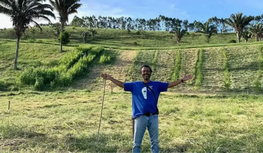 Enquanto vive personagens intensos e explosivos na TV, ator brasileiro de 62 anos troca os estúdios por uma mansão rústica escondida em 200 hectares, área equivalente a quase 300 campos de futebol, onde cria cães e cavalos, produz alimentos orgânicos e protege duas reservas de Mata Atlântica com um projeto para regenerar 200 mil árvores Enquanto vive personagens intensos e explosivos na TV, ator brasileiro de 62 anos troca os estúdios por uma mansão rústica escondida em 200 hectares, área equivalente a quase 300 campos de futebol, onde cria cães e cavalos, produz alimentos orgânicos e protege duas reservas de Mata Atlântica com um projeto para regenerar 200 mil árvores