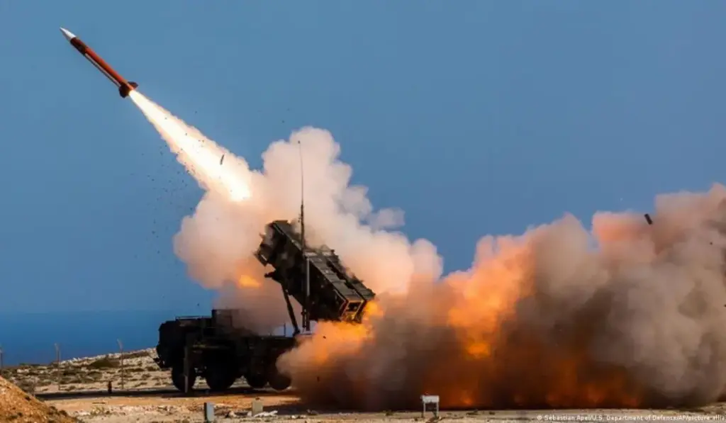 Em meio ao temor de que a China use armas hipersônicas para atingir embarcações no Pacífico, os EUA querem blindar seus navios de guerra com mísseis Patriot nunca antes usados no mar, em uma virada militar histórica que acelera o escudo antimísseis da frota Em meio ao temor de que a China use armas hipersônicas para atingir embarcações no Pacífico, os EUA querem blindar seus navios de guerra com mísseis Patriot nunca antes usados no mar, em uma virada militar histórica que acelera o escudo antimísseis da frota