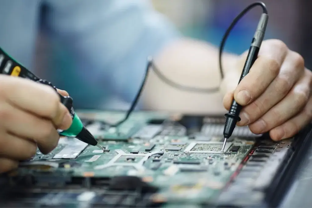 Rendendo 270,8 bilhões de reais em faturamento, mas produzindo menos, a indústria eletroeletrônica do Brasil cresceu em 2025, num setor em que a receita subiu 8%, mas a produção física recuou 1,4%, sinal do avanço do importado no país
