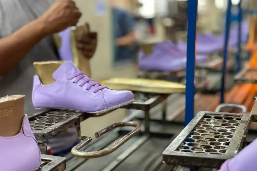 Produzindo mais de 930 milhões de pares e ficando estável, a indústria de calçados do Brasil manteve o patamar de 2025, exportando cerca de 99 milhões de pares e destinando a maior parte da produção ao mercado interno