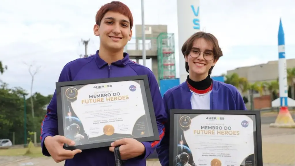 Dois estudantes de 13 anos da rede pública de Santa Catarina foram selecionados entre 38 candidatos para um intercâmbio da NASA nos Estados Unidos, e um deles resumiu a própria trajetória numa frase, ‘alguém pode tirar tudo de você, menos o que você sabe’