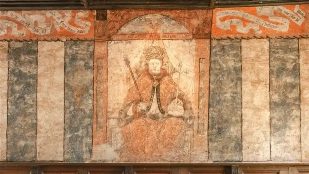 Donos retiram painéis de madeira durante reforma em uma casa medieval de Somerset e descobrem mural Tudor de Henrique VIII escondido atrás da parede, obra rara do século XVI avaliada em £ 250 mil que transformou uma antiga residência religiosa em imóvel histórico de importância nacional na Inglaterra Donos retiram painéis de madeira durante reforma em uma casa medieval de Somerset e descobrem mural Tudor de Henrique VIII escondido atrás da parede, obra rara do século XVI avaliada em £ 250 mil que transformou uma antiga residência religiosa em imóvel histórico de importância nacional na Inglaterra